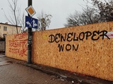 Deweloper z Poznania znalazł nietypowy sposób na dialog z anarchistami blokującymi budowę mieszkań przy Pułaskiego 19 